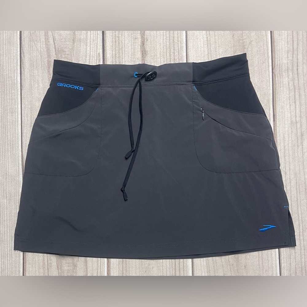 Brooks Women’s Activewear Motion Athletic Skirt Shorts Underneath Pockets Black